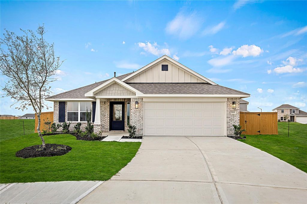 2225 W Post Oak Circle, Dayton, TX 77535