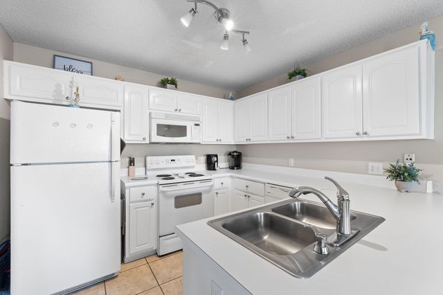 8436 Gulf Boulevard UNIT 423, Navarre, FL 32566