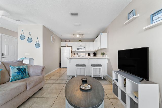 8436 Gulf Boulevard UNIT 423, Navarre, FL 32566