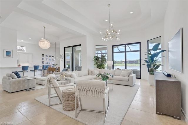 6685 Costa CIR, Naples, FL 34113