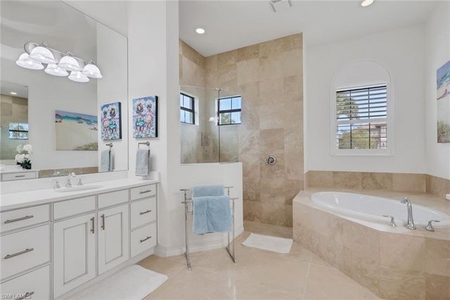 6685 Costa CIR, Naples, FL 34113