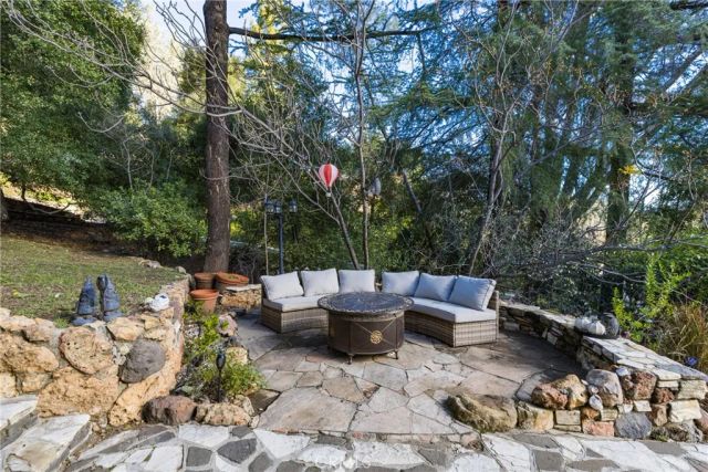 2305 Sugarloaf Drive, Agoura Hills, CA 91301