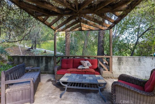 2305 Sugarloaf Drive, Agoura Hills, CA 91301