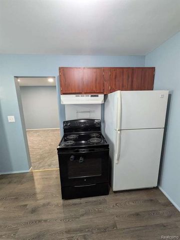 154 Ladd Road, Walled Lake, MI 48390