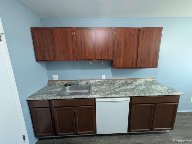 154 Ladd Road, Walled Lake, MI 48390