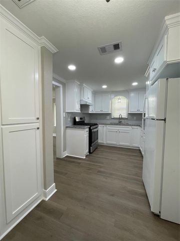 309 Ryan Street, Angleton, TX 77515