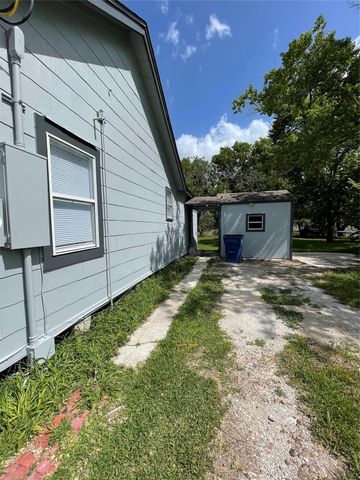 309 Ryan Street, Angleton, TX 77515