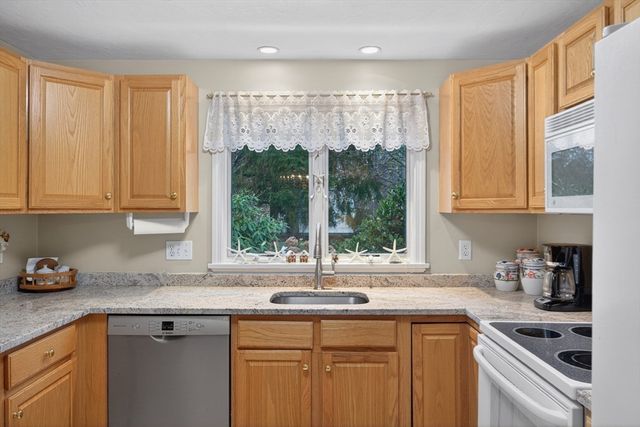 18 Windward St 18, Mashpee, MA 02649