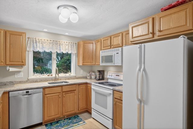 18 Windward St 18, Mashpee, MA 02649