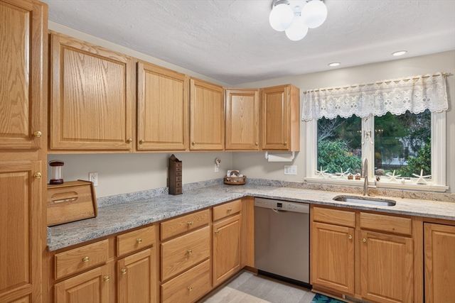 18 Windward St 18, Mashpee, MA 02649