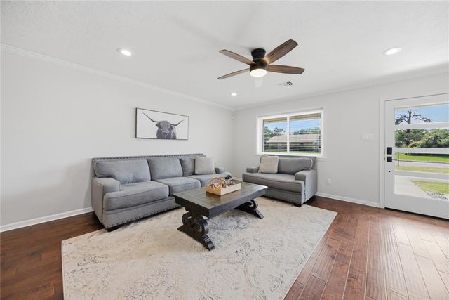 207 Briar Ridge Drive, Bellville, TX 77418