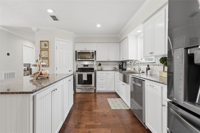 207 Briar Ridge Drive, Bellville, TX 77418