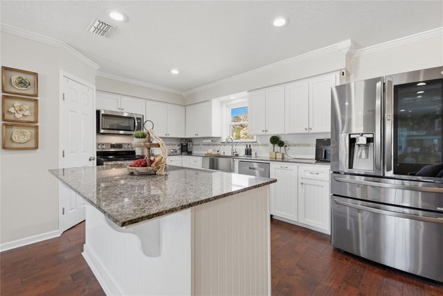207 Briar Ridge Drive, Bellville, TX 77418