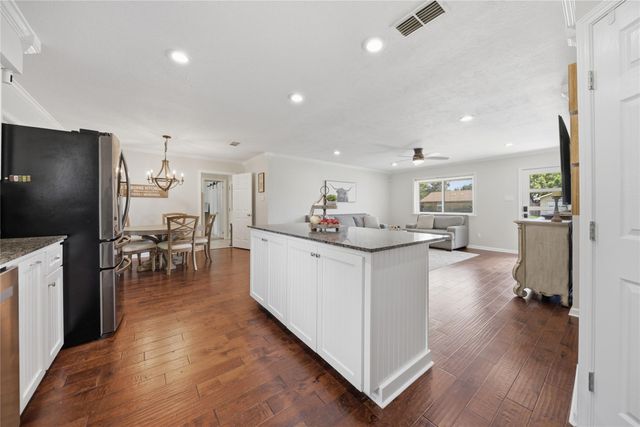 207 Briar Ridge Drive, Bellville, TX 77418
