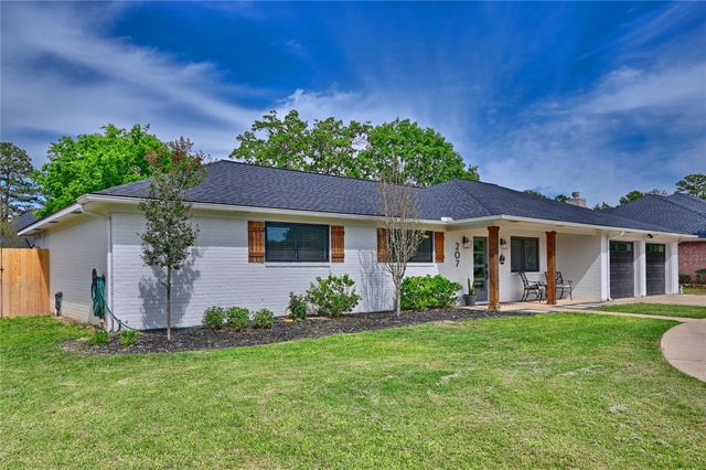 207 Briar Ridge Drive, Bellville, TX 77418