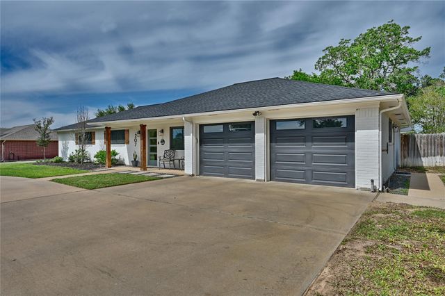 207 Briar Ridge Drive, Bellville, TX 77418