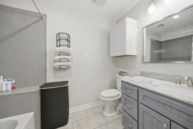 207 Briar Ridge Drive, Bellville, TX 77418