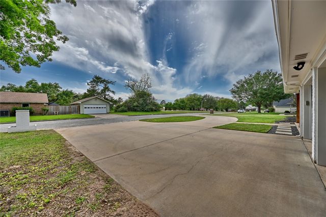 207 Briar Ridge Drive, Bellville, TX 77418