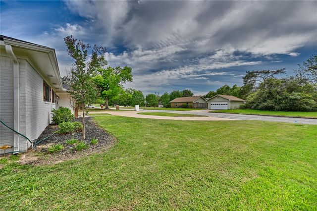 207 Briar Ridge Drive, Bellville, TX 77418