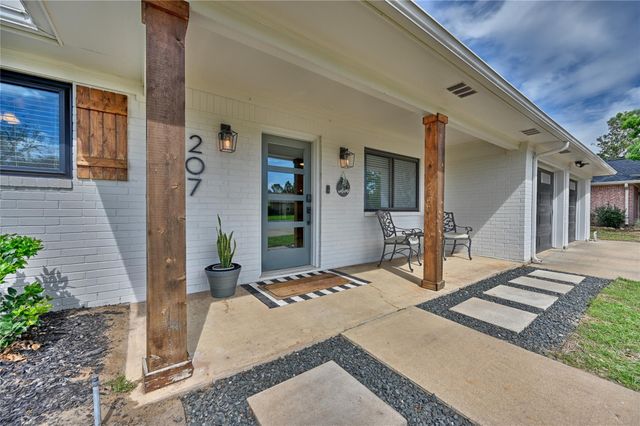 207 Briar Ridge Drive, Bellville, TX 77418