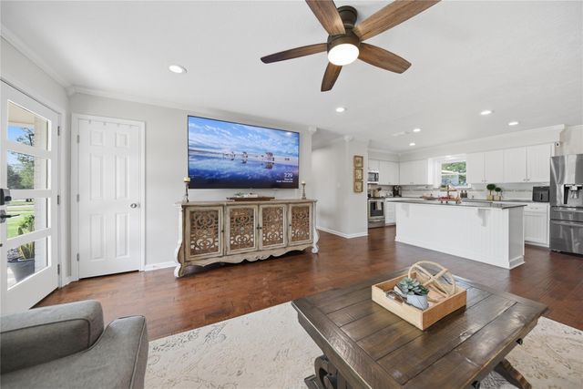 207 Briar Ridge Drive, Bellville, TX 77418