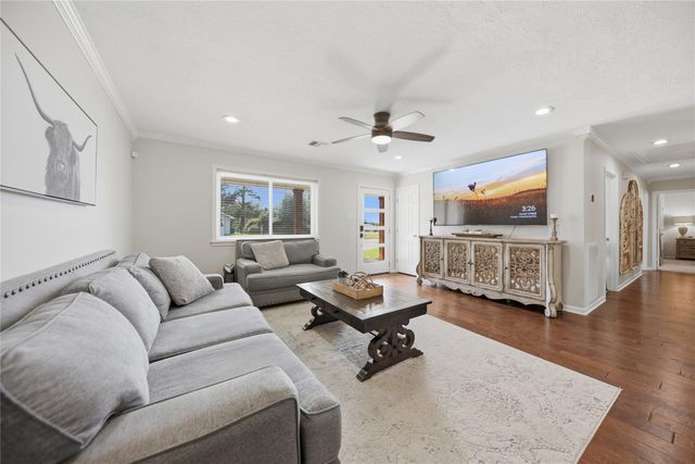 207 Briar Ridge Drive, Bellville, TX 77418