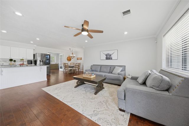 207 Briar Ridge Drive, Bellville, TX 77418