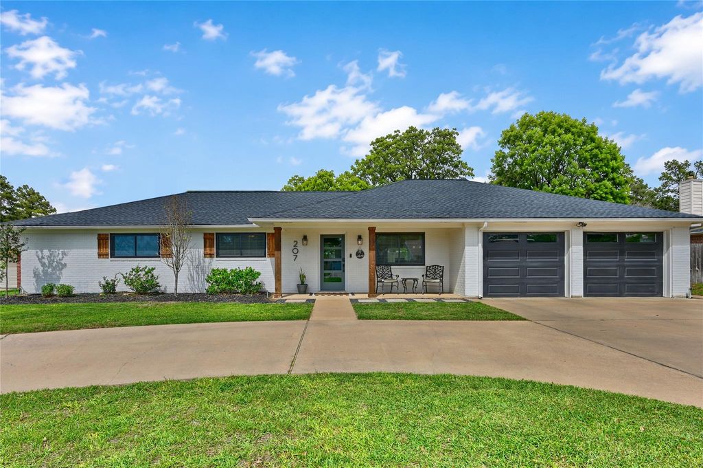 207 Briar Ridge Drive, Bellville, TX 77418
