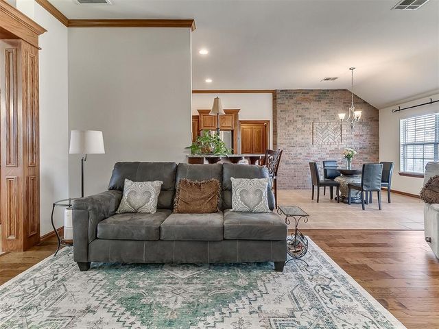 709 N Remington Way, Mustang, OK 73064