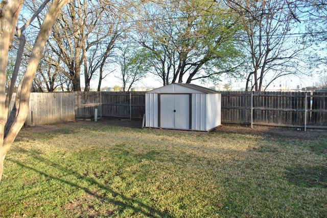 720 Ash Street, Burleson, TX 76028