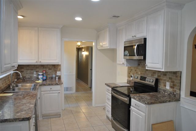 720 Ash Street, Burleson, TX 76028