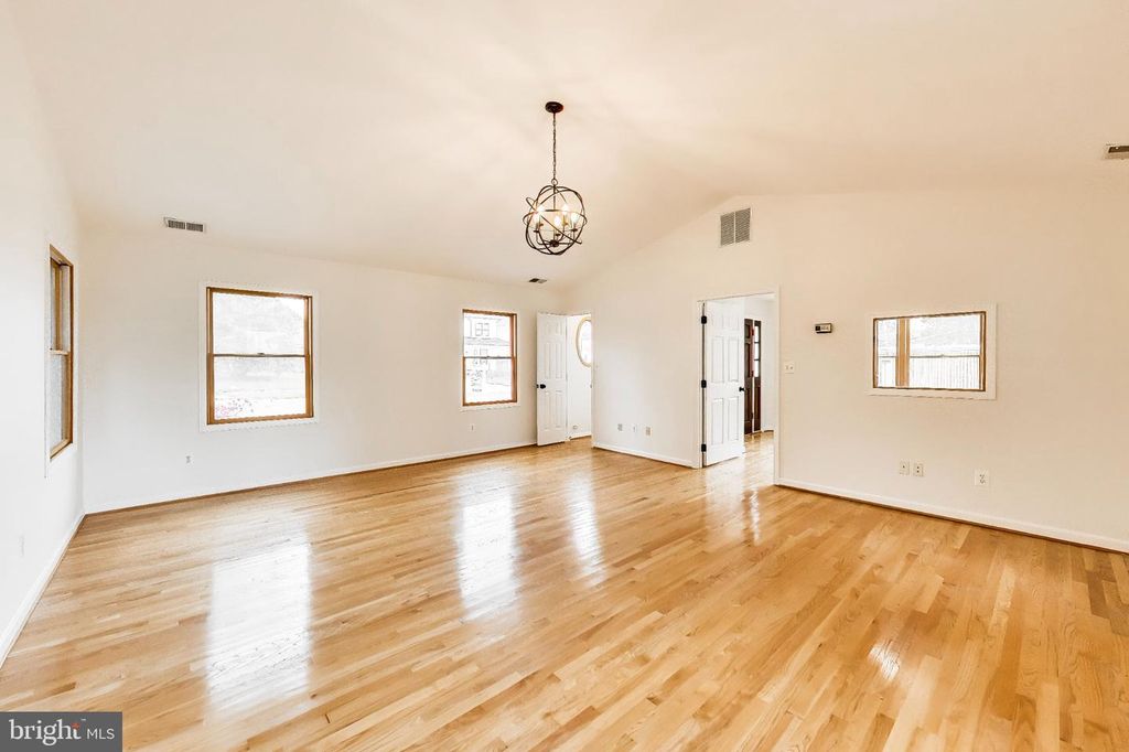 Image 10 of property listing at 6306 LONE OAK DR, Bethesda, MD 20817