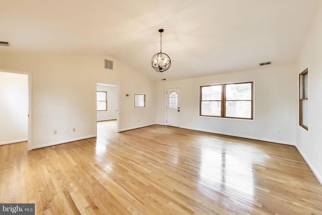 Image 11 of property listing at 6306 LONE OAK DR, Bethesda, MD 20817