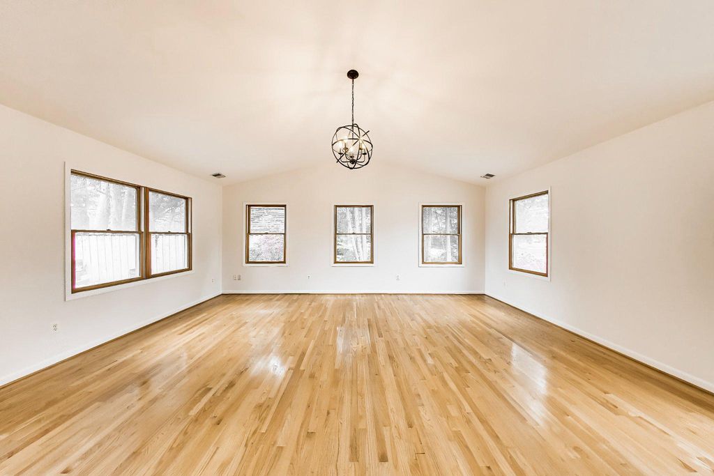 Image 12 of property listing at 6306 LONE OAK DR, Bethesda, MD 20817