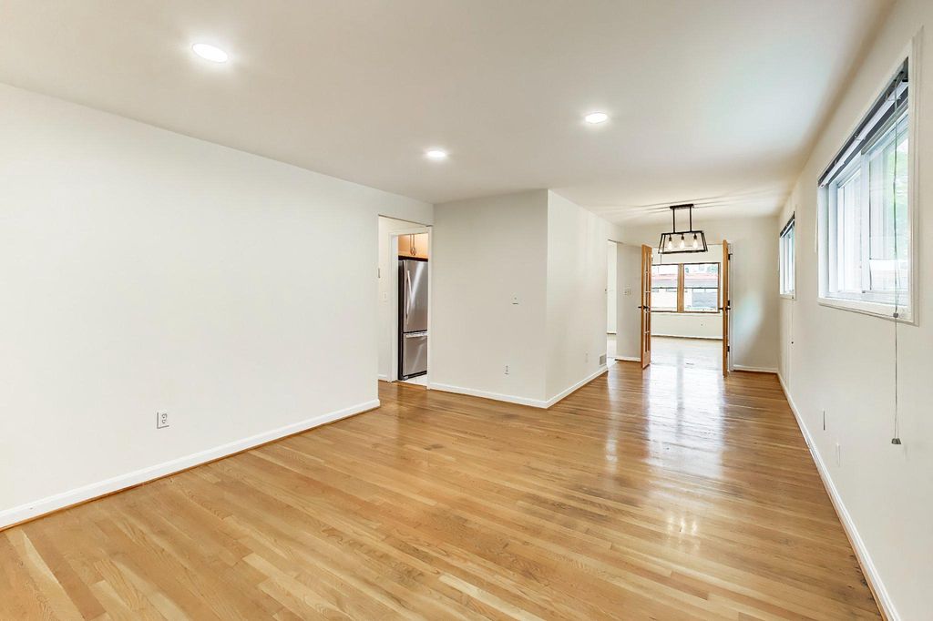 Image 15 of property listing at 6306 LONE OAK DR, Bethesda, MD 20817