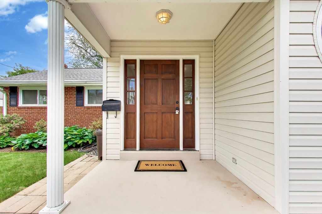 Image 2 of property listing at 6306 LONE OAK DR, Bethesda, MD 20817