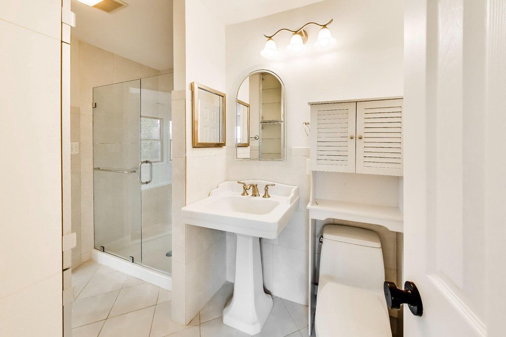 Image 37 of property listing at 6306 LONE OAK DR, Bethesda, MD 20817