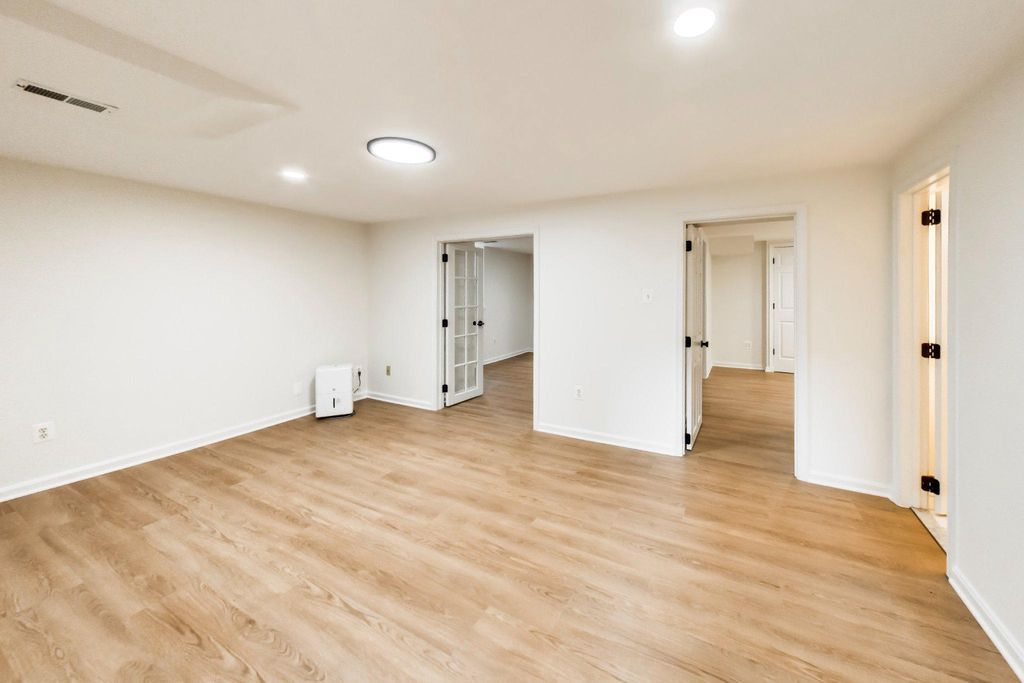 Image 58 of property listing at 6306 LONE OAK DR, Bethesda, MD 20817