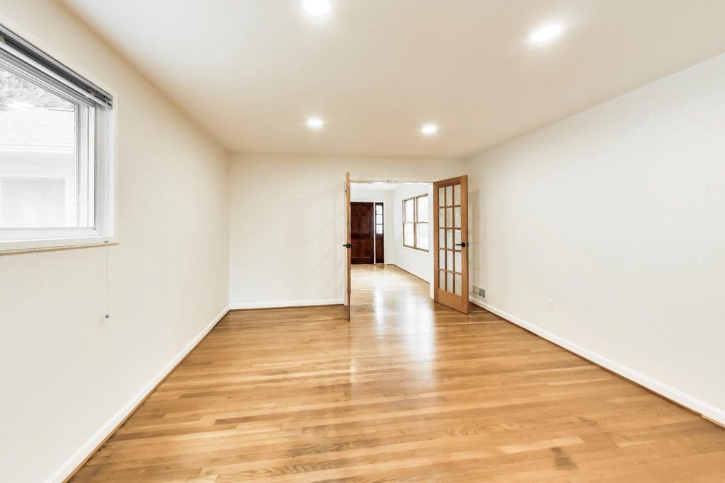 Image 6 of property listing at 6306 LONE OAK DR, Bethesda, MD 20817