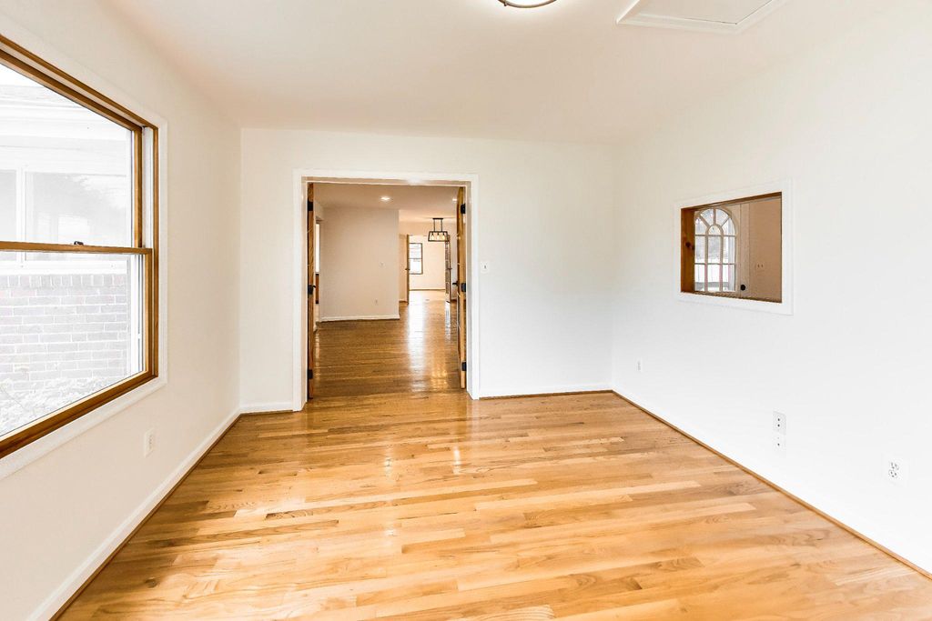 Image 8 of property listing at 6306 LONE OAK DR, Bethesda, MD 20817