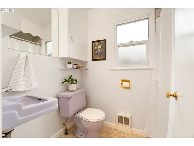105 Ne 66TH Ave, Portland, OR 97213