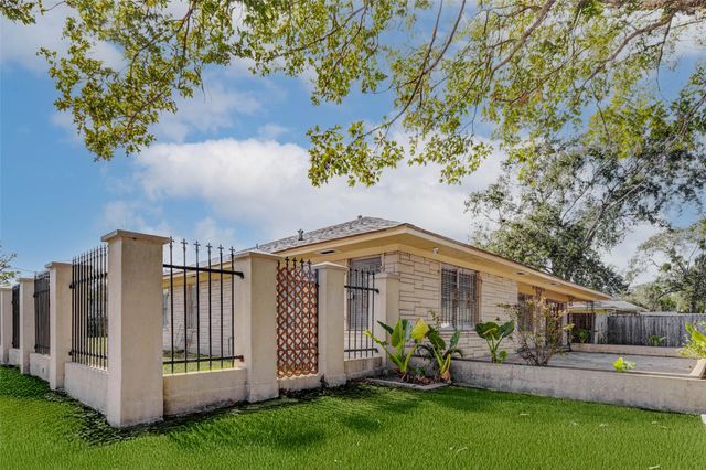 101 Live Oak Street, Baytown, TX 77520