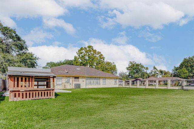 101 Live Oak Street, Baytown, TX 77520