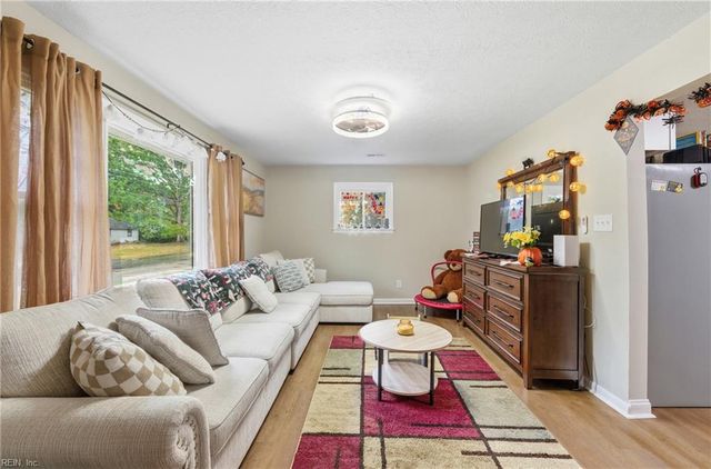 26 Woodhaven RD, Newport News, VA 23608