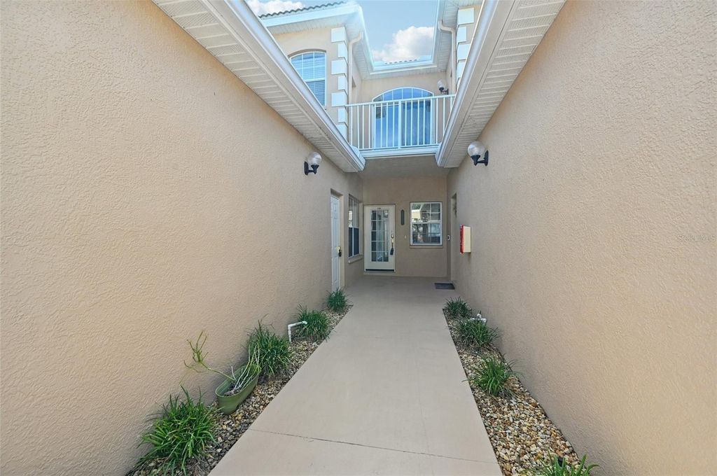 Image 3 of property listing at 6506 7TH AVENUE CIRCLE W, Bradenton, FL 34209