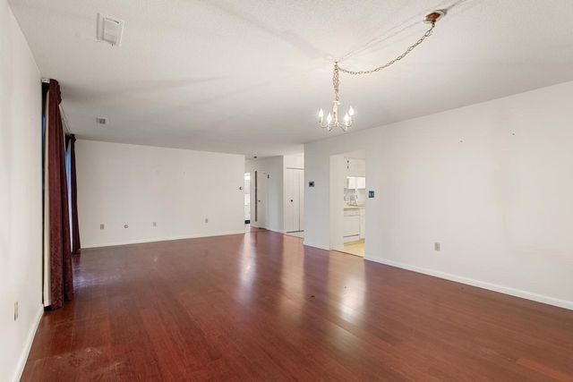 1008 Paradise Road 2J, Swampscott, MA 01907
