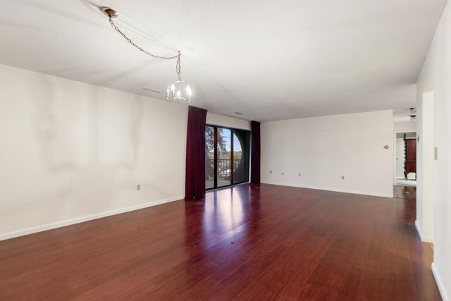 1008 Paradise Road 2J, Swampscott, MA 01907