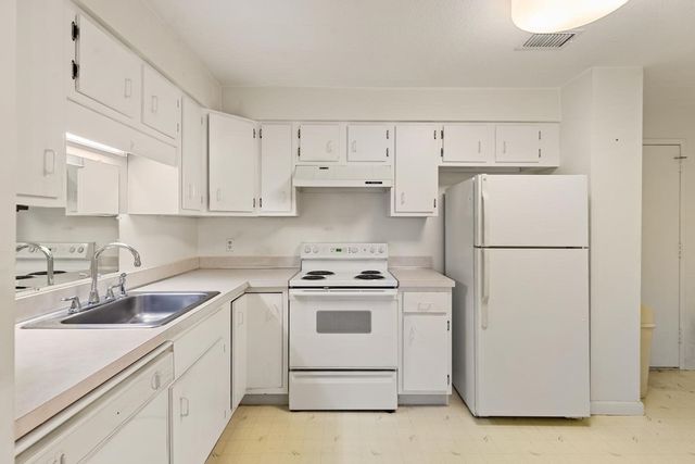 1008 Paradise Road 2J, Swampscott, MA 01907