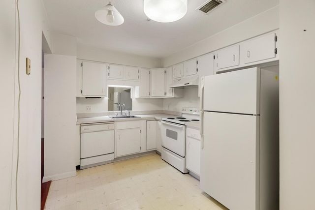 1008 Paradise Road 2J, Swampscott, MA 01907