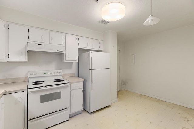 1008 Paradise Road 2J, Swampscott, MA 01907